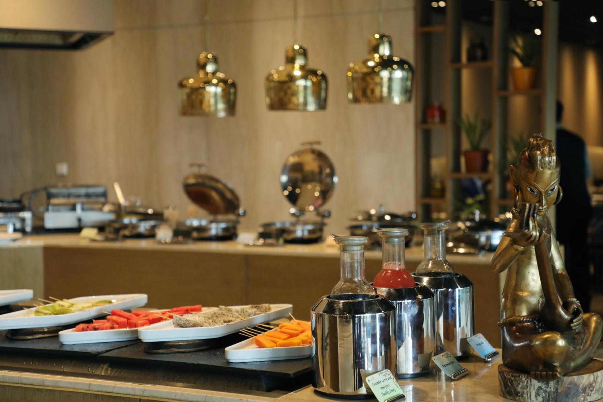 The Leela Ambience Convention Hotel Delhi Nova Deli Exterior foto A buffet at a hotel