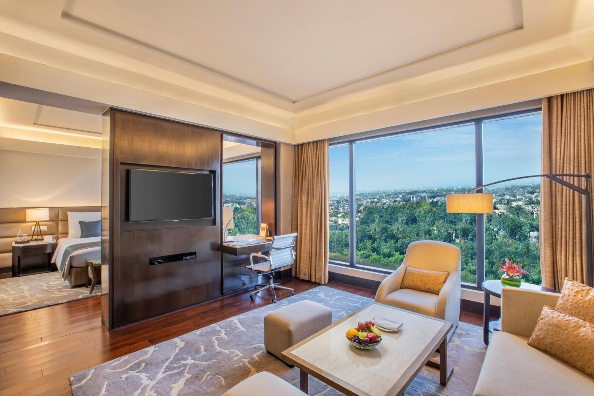 The Leela Ambience Convention Hotel Delhi Nova Deli Exterior foto Suite at the hotel