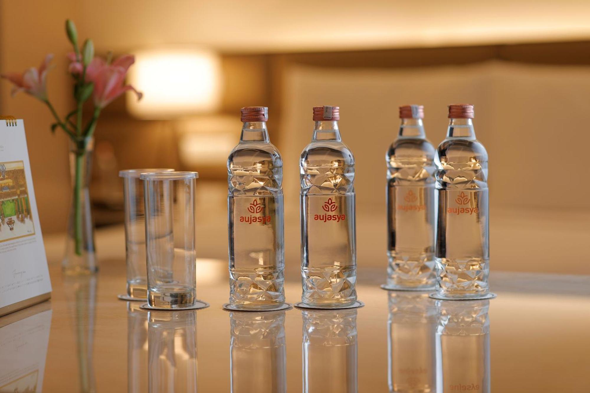The Leela Ambience Convention Hotel Delhi Nova Deli Exterior foto Bottled water