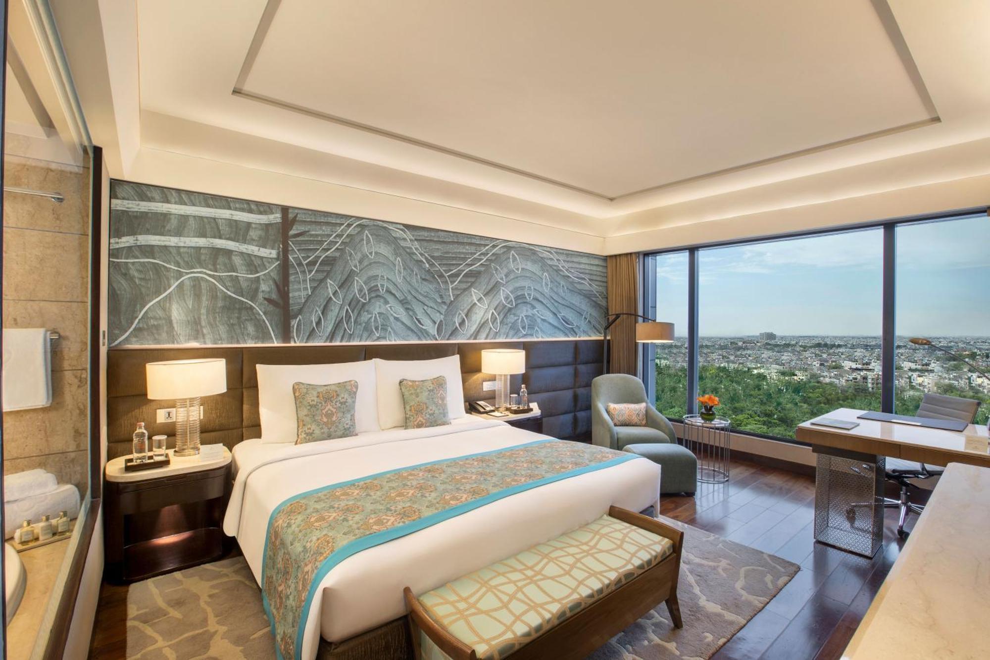 The Leela Ambience Convention Hotel Delhi Nova Deli Exterior foto A room at the Taj Mahal Palace