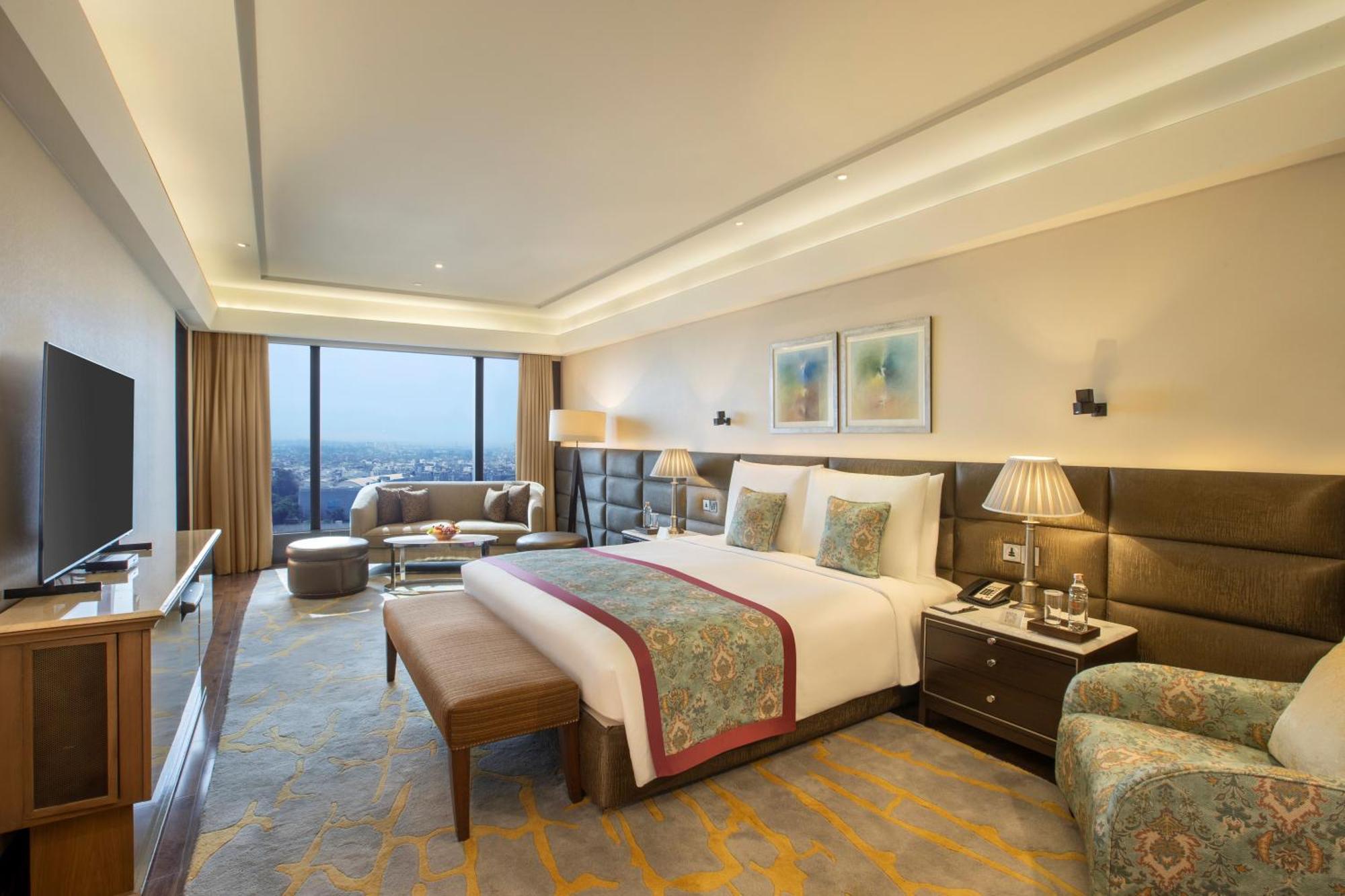 The Leela Ambience Convention Hotel Delhi Nova Deli Exterior foto A suite at the Taj Bengal