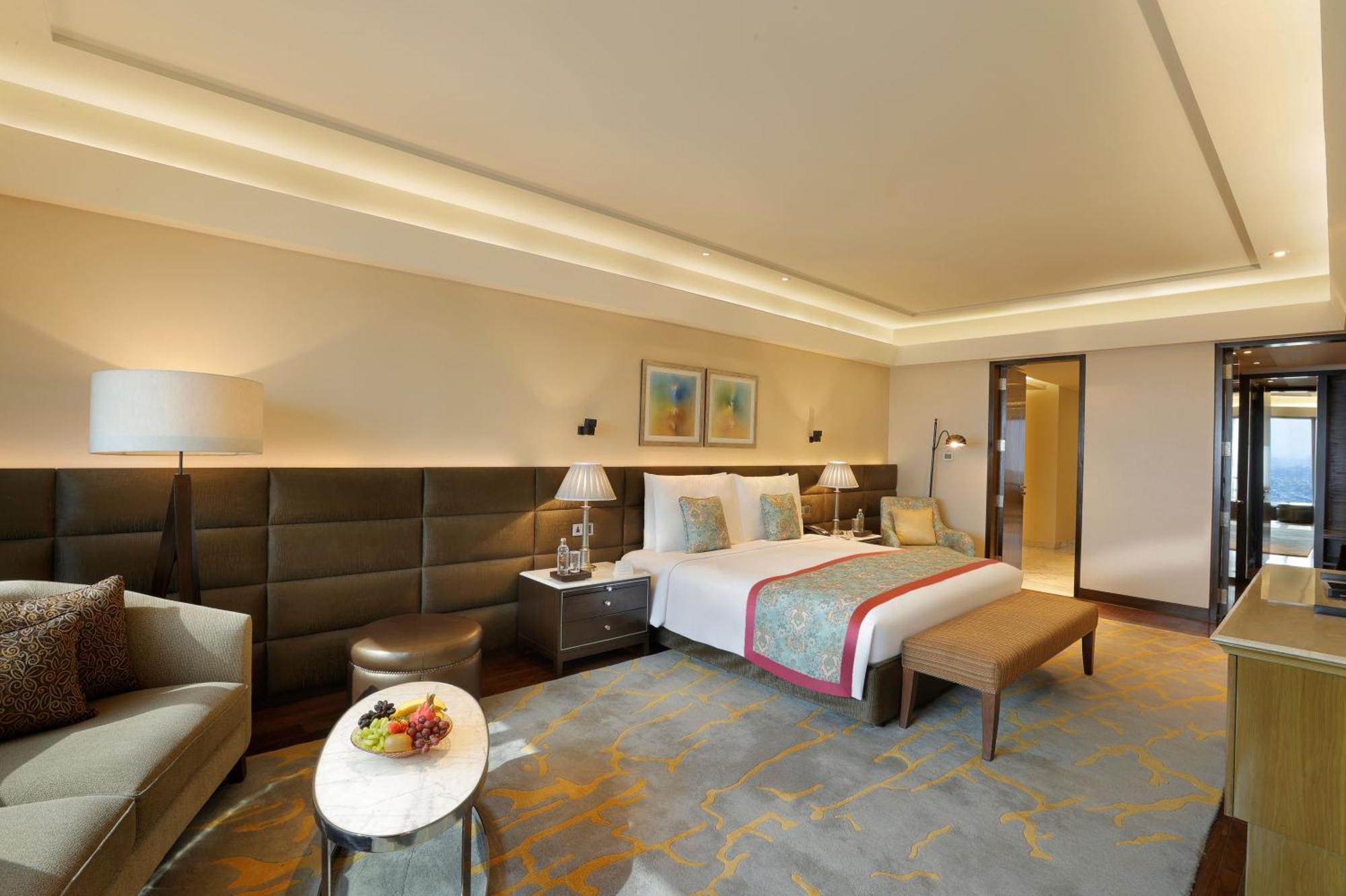 The Leela Ambience Convention Hotel Delhi Nova Deli Exterior foto A suite at the hotel