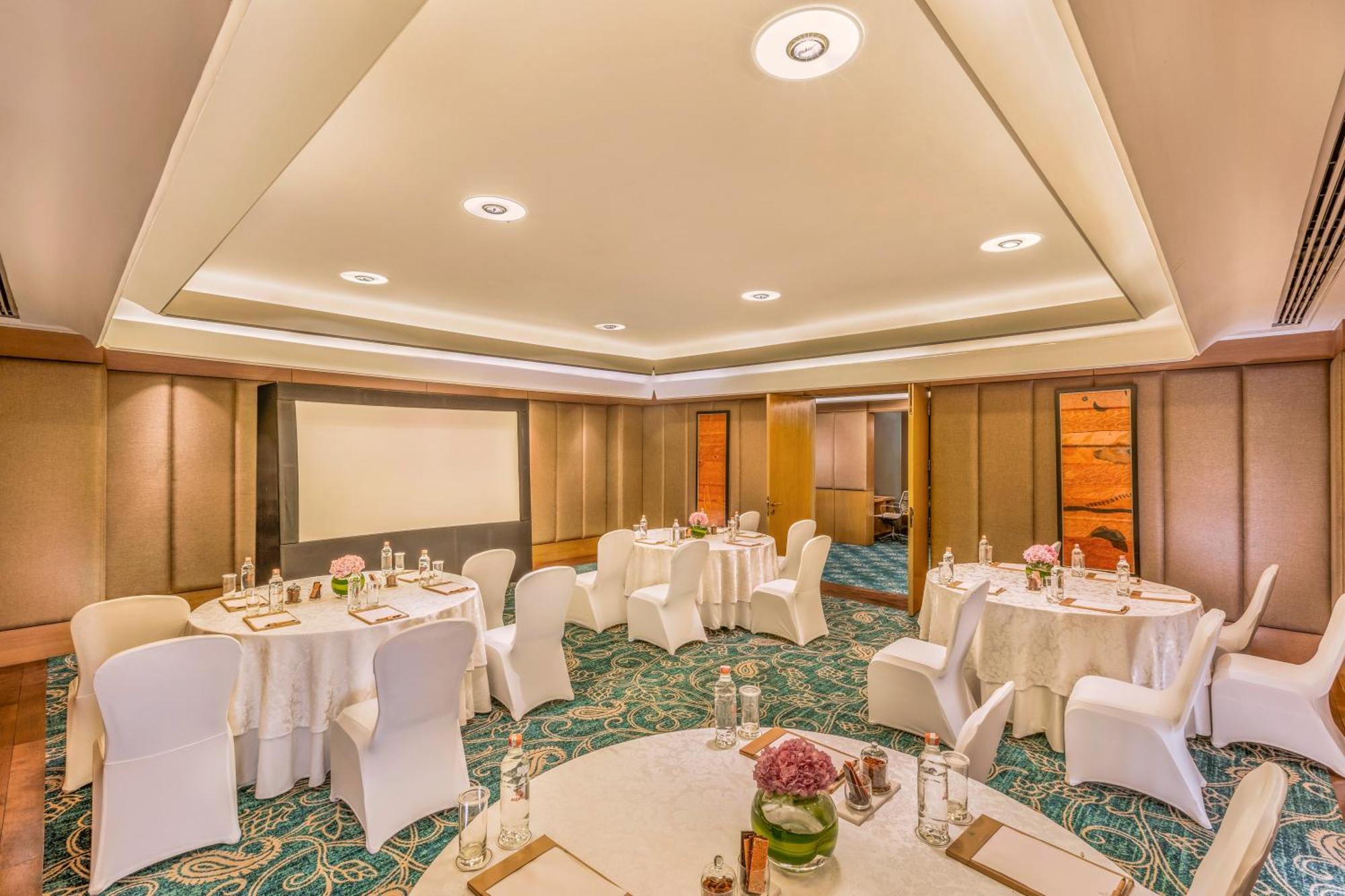 The Leela Ambience Convention Hotel Delhi Nova Deli Exterior foto The Royal