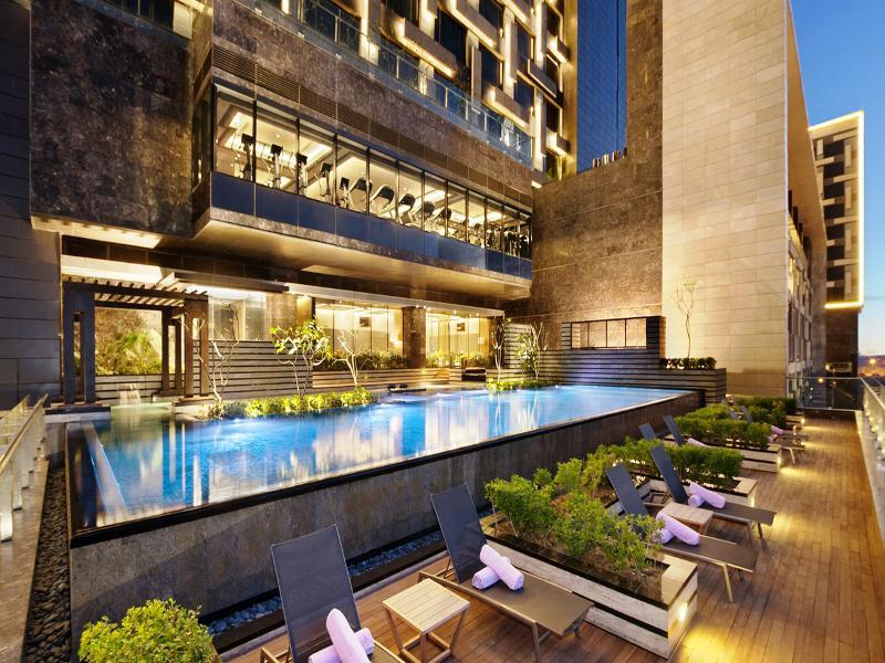 The Leela Ambience Convention Hotel Delhi Nova Deli Exterior foto The swimming pool at the hotel