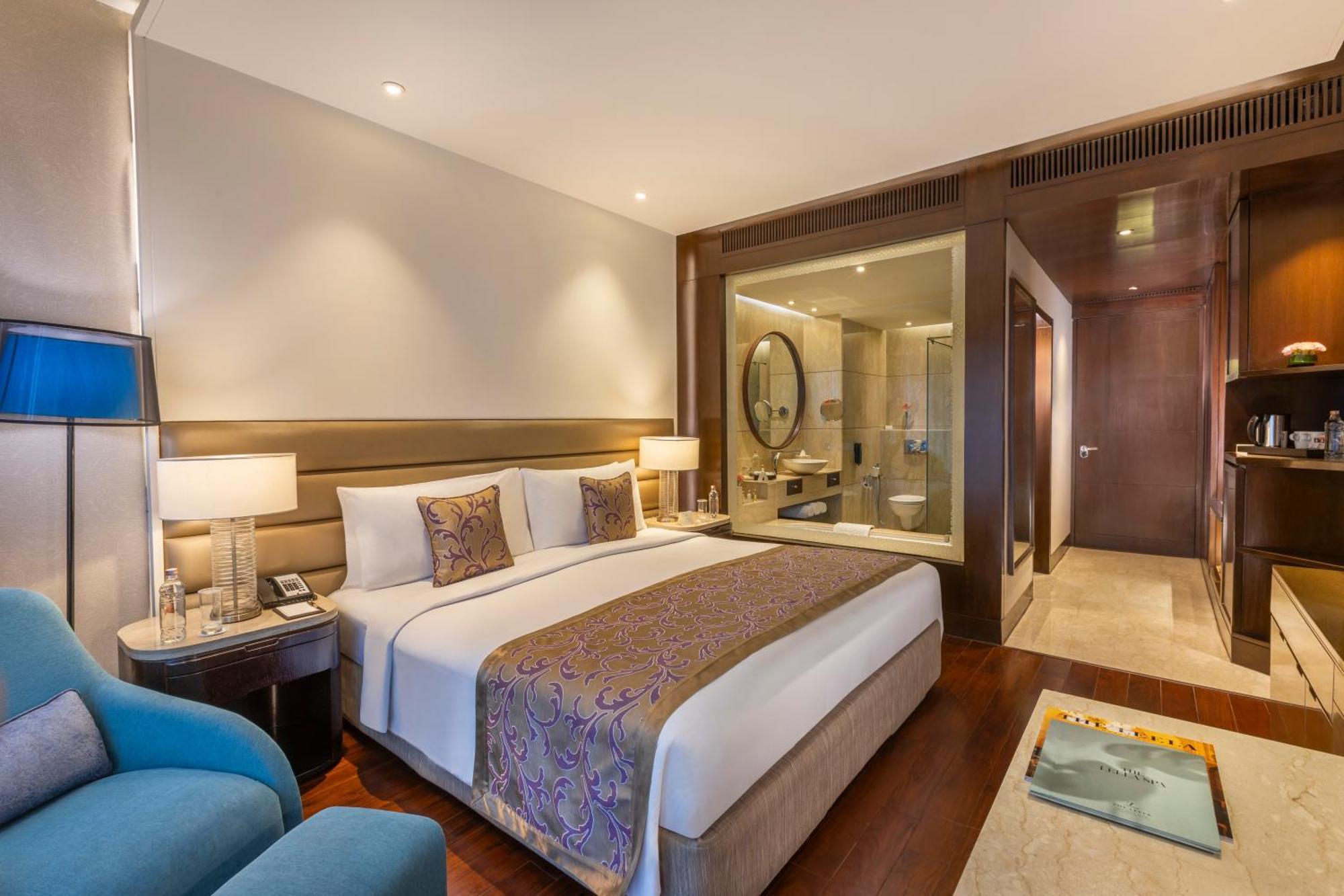 The Leela Ambience Convention Hotel Delhi Nova Deli Exterior foto A room at the Taj Bengal
