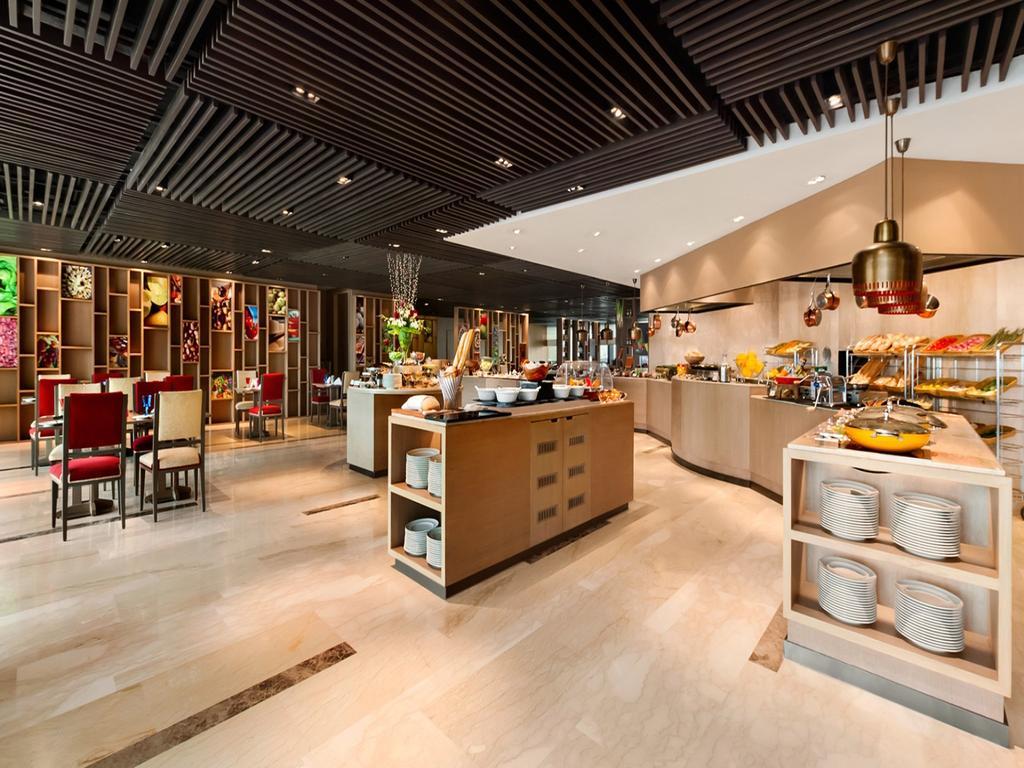 The Leela Ambience Convention Hotel Delhi Nova Deli Exterior foto The restaurant