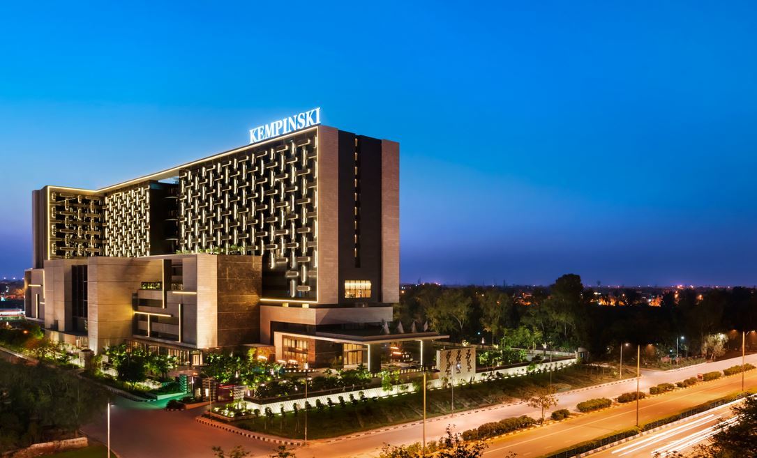 The Leela Ambience Convention Hotel Delhi Nova Deli Exterior foto The Kempinski Hotel, Islamabad
