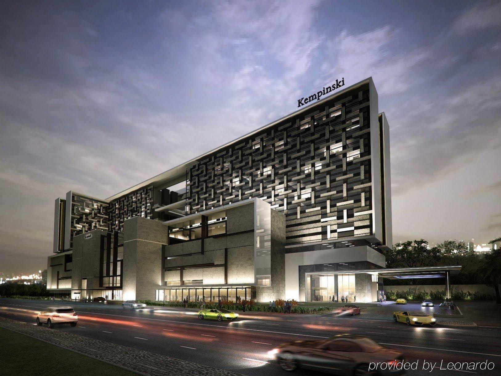 The Leela Ambience Convention Hotel Delhi Nova Deli Exterior foto The hotel in 2012
