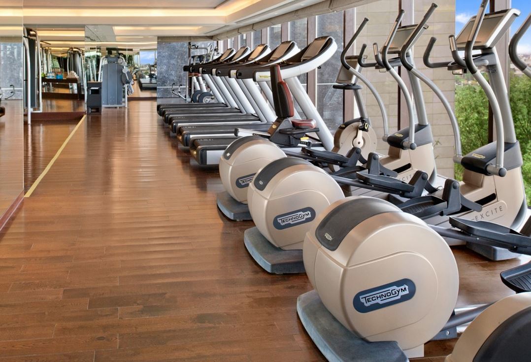 The Leela Ambience Convention Hotel Delhi Nova Deli Exterior foto The gym at the Westin