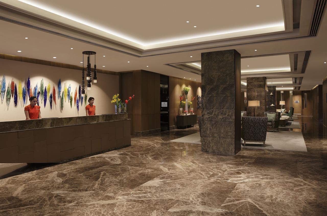 The Leela Ambience Convention Hotel Delhi Nova Deli Exterior foto The lobby of the hotel