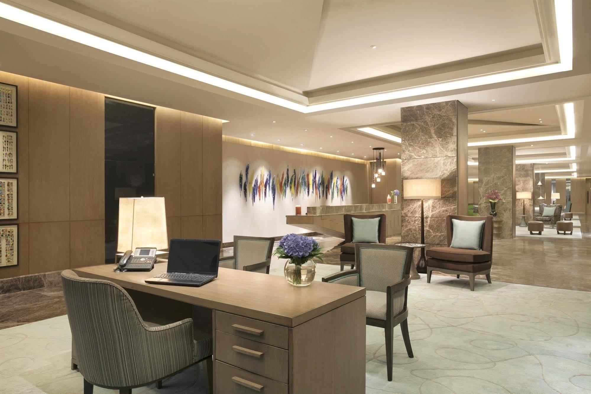 The Leela Ambience Convention Hotel Delhi Nova Deli Exterior foto The Concierge