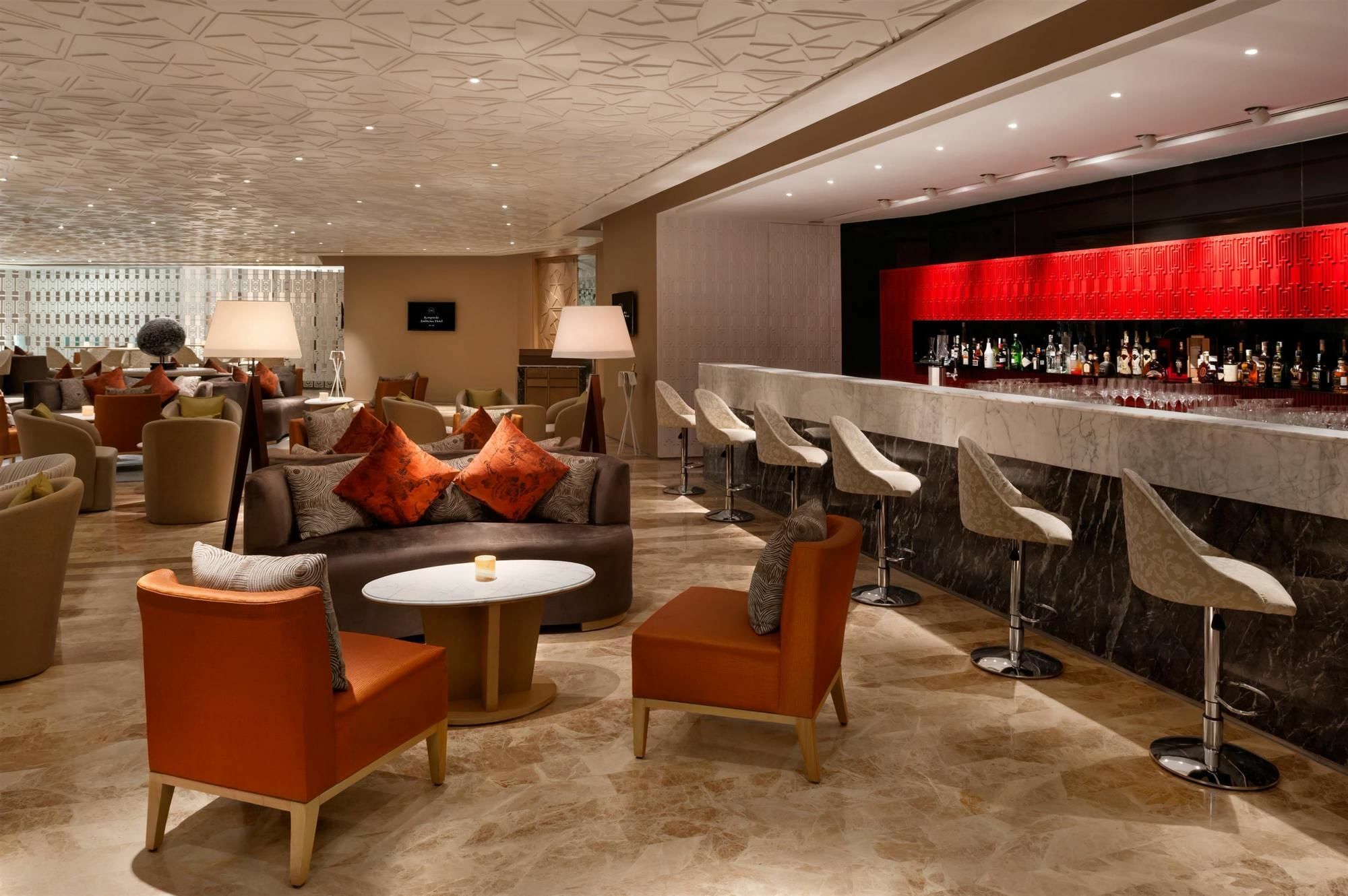 The Leela Ambience Convention Hotel Delhi Nova Deli Exterior foto The bar at the lounge